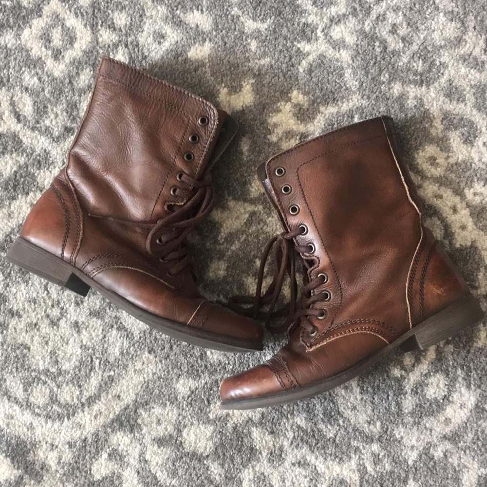 Steve Madden flat lace up boots